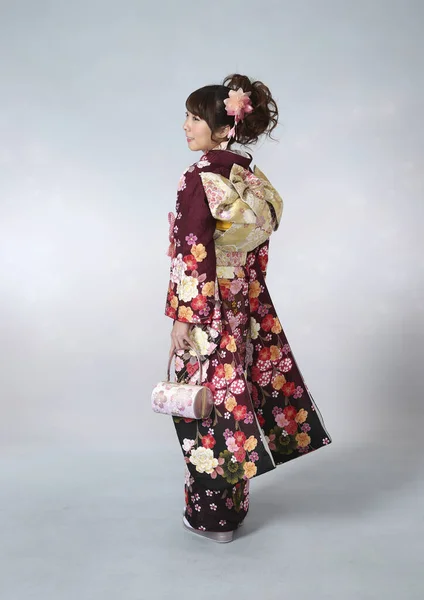 穿着传统和服的年轻漂亮的日本女人的肖像 — 图库照片
