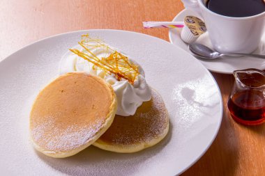 Kremalı pofuduk krep.