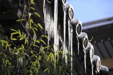 Japonya 'da Shibu Onsen' in çatısında buz saçakları var.