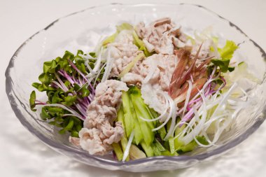 Salatalıklı taze salata, mikroçim ve lahana.