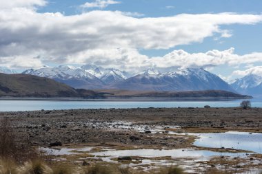 Dağlardaki göl manzarası 