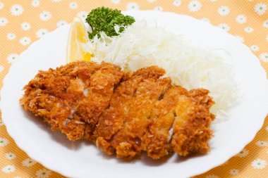 Kızarmış domuz pirzolası.