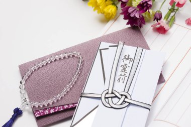 Japon cenazelerinde kullanılan para zarfı. Beyaz ve siyah kablolar ölümü temsil ediyor.