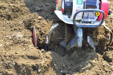 Tarımsal makinelerin tarlayı tarlada sürüşüne yakın çekim  
