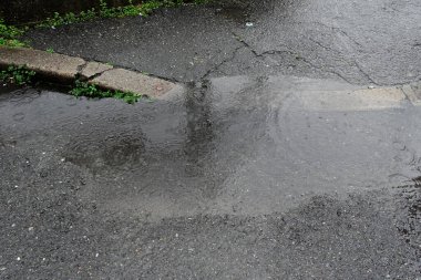 Arka planda asfalt yolda yağmur suyu, kapat