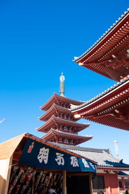 Eski bir Japon tapınağının resimli görüntüsü