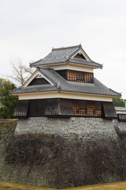 Japonya 'da mavi gökyüzü üzerindeki osaka kalesi