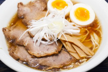 Domuz etli erişte ve yumurta.