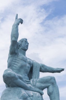 Nagasaki Barış Parkı 'ndaki Barış Heykeli 2. Dünya Savaşı sırasında 9 Ağustos 1945' te şehrin bombalanması anısına dikildi.