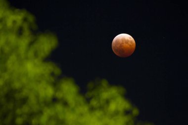 Gece gökyüzünde Kırmızı Ay