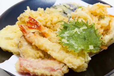 Karides, tempura ve sebzelerin bir mutfak fotoğrafı. 