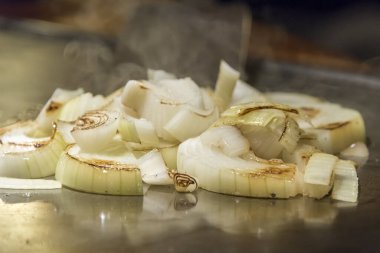 Taze soğanları bir tavaya koy..