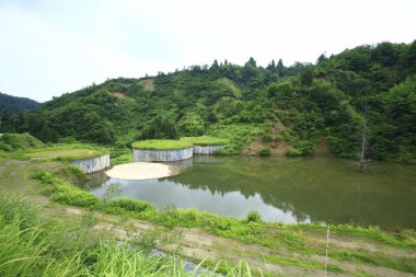 Gölet ve dağ manzarası