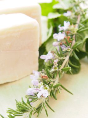 Taze çiçekli doğal el yapımı sabun, yakın çekim manzaralı.              