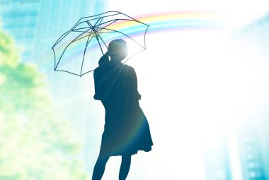 Şemsiyeli genç bir kadının silueti