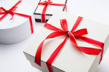 Hediyelik kutu beyaz zemin üzerine şeritler.        