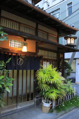 Kasabadaki geleneksel Japon evi manzarası. 