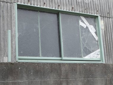 Japonya 'da terk edilmiş bir binanın penceresi, kapatın.