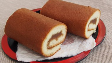 Lezzetli kekler, tabakta bisküviler 