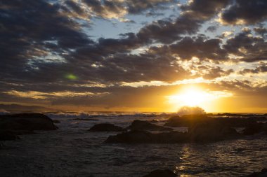 Okyanusun üzerinde güzel bir gün batımı.