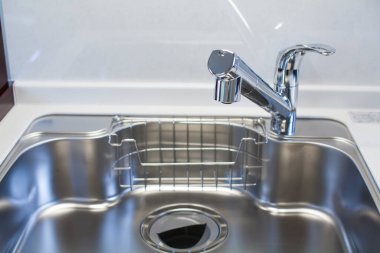 Mutfak musluğu ve su musluğu mutfakta.