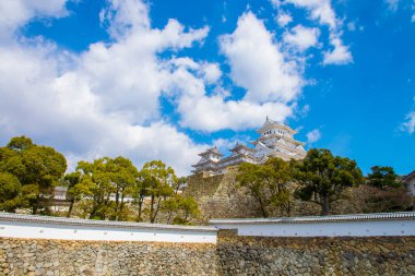 Japonya 'daki ünlü Osaka şatosu kulesinin manzaralı görüntüsü.