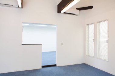 Beyaz duvarları ve zemini olan boş odanın iç manzarası