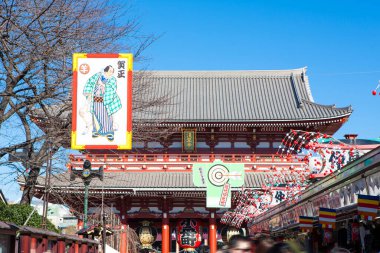 Ziyaretçiler tatilde eski bir Japon türbesine akın ediyorlar.