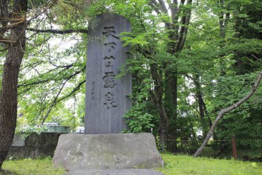 Çince sembollü taşların görünüşü, anıt konsept