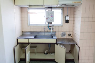 Mutfak ve lavabo çelik dolu.