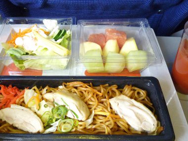 Salata suyunun yanında tavuklu şehriye.