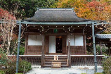 Çok güzel antik bir Japon tapınağının manzaralı tasviri.