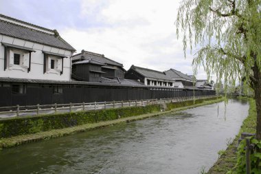 Sakin nehir kıyısındaki tarihi binalar yeşillik içinde