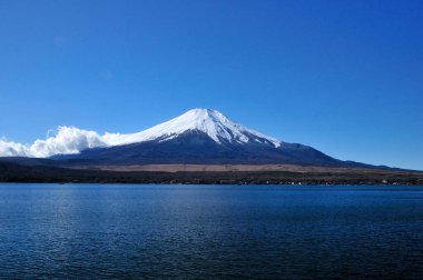 Japonya 'daki Fuji Dağı ve Gölü' nün güzel manzarası