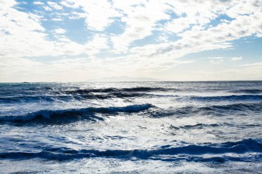 Mavi deniz ve gökyüzündeki bulutlar