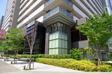 Güneşli bir günde Japonya şehrinde modern mimari