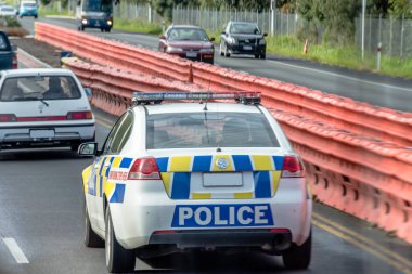 Gündüz vakti şehirde trafik vardı.