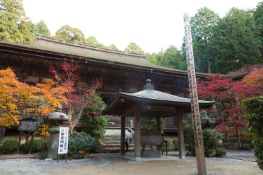 Eski bir Japon türbesinin güzel manzara fotoğrafı.