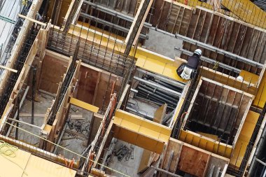 İnşaat işçisi inşaat alanında çalışıyor.