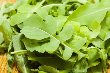 Tabaktaki taze roka yapraklarının yakın görüntüsü