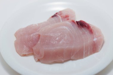 Beyaz tabakta çiğ balık.