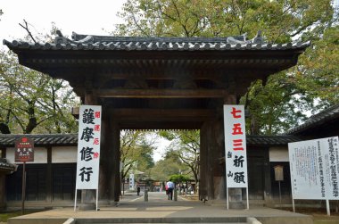 Çarpıcı bir antik Japon tapınağının etkileyici fotoğrafı.