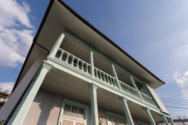 Mavi gökyüzüne karşı aşağıdan vintage bina görüntüleniyor