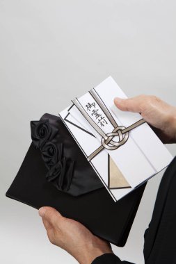 Japon geleneksel para çantası erkek ellerinde cenaze töreni için paketlendi