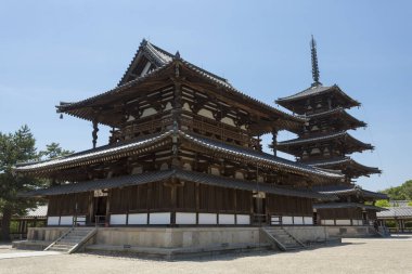 Güzel, eski bir Japon tapınağının büyüleyici manzarası.
