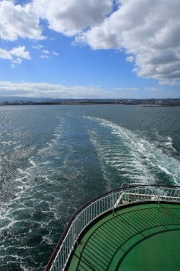 Denizde dalgalar doğanın arka planında