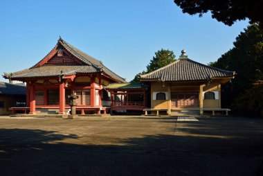 Geleneksel bir Japon tapınağının göz alıcı manzarası.