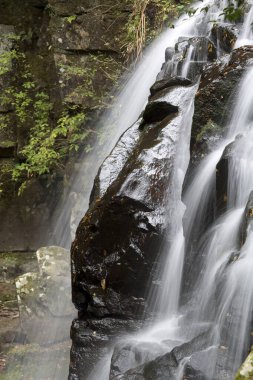Siyah taşlı şelale, güzel bir doğa geçmişi var.