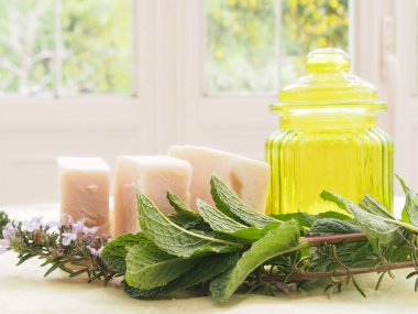 Ev yapımı sabun ve bitkisel malzemelerin yakın çekimi. Spa ve sağlık ürünleri 