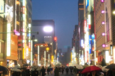 Tokyo 'da gece hayatı yürüyenlerle vurgulanır 